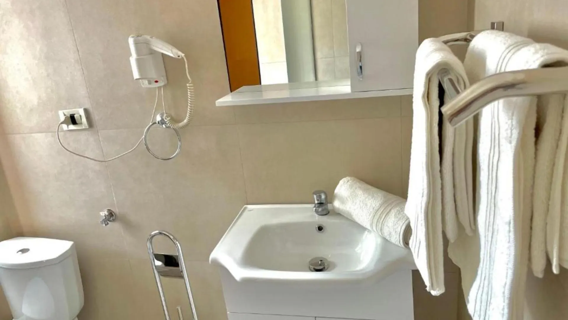 Hotel Algo Tirana 4*,  Albania